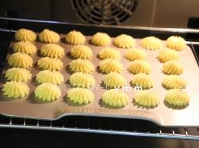 挤在不粘烤盘上～烤箱200度预热  180度烤20分钟