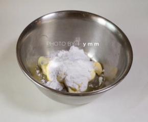 软化好的黄油加入盐和糖粉一起打发