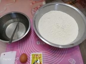 准备所有的材料，将白糖融化在温水里