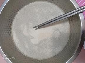 将酵母融化在温水里，将鸡蛋打在面粉里