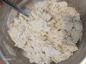 将面粉加入温水搅拌均匀，搅拌成雪花状，轻轻抖动面粉，让面粉充分吸收水分