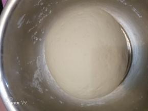 将面团揉好后，盖上盆醒十分钟，再揉一下，揉好后你会发现面团变得非常光滑，然后装入盆中，盖上保鲜膜发酵