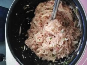 准备馅料，白萝卜切丝，用盐逼出水分，加入油，再加入适量调味料调味，然后搅拌均匀