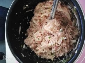 准备馅料，白萝卜切丝，用盐逼出水分，加入油，再加入适量调味料调味，然后搅拌均匀