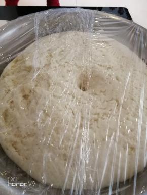 面发酵至两倍大，用手指戳个洞不回缩即可