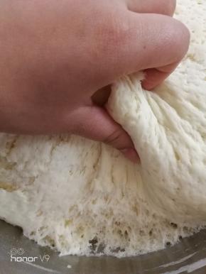 仔细看面团的发酵状态，面团孔非常漂亮