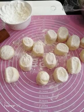 切出一块面，先揉一遍，再揉成长条，切成20厘米的剂子