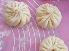 装入馅料，用大拇指捏着，食指将皮子一点一点压上来，