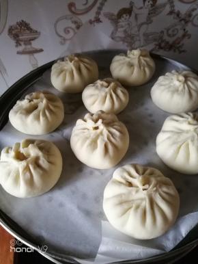 蒸锅上火加热到四成热，然后关火，将包子放进去二发十五分钟，差不多1.5倍大，开火蒸15分钟