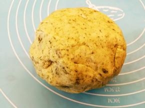 用刮刀翻压成无干粉状态后揉成团，盖保鲜膜醒发十分钟