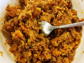 这是事先做好的咸蛋黄肉松馅