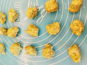 面团醒发好后分成十五克左右一个的小面团