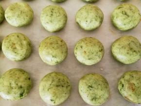 依次全部做好，预热烤箱，上下火180度十分钟左右