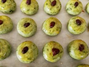 表面刷蛋液，然后放一颗蜜红豆在上面，依次全部做好