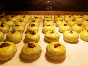 放进预热好的烤箱里面，175度上下火中层烤25分钟左右