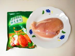 准备好COOK100香甜奥尔良烤肉料和洗净的鸡脯肉