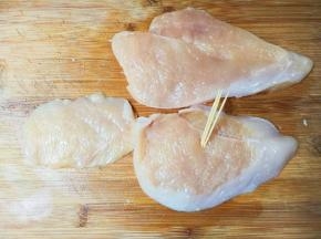 用牙签在鸡脯肉表面扎一扎小孔，便于腌制入味