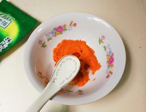 同样的调羹取一调羹半清水放进大碗