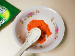 同样的调羹取一调羹半清水放进大碗