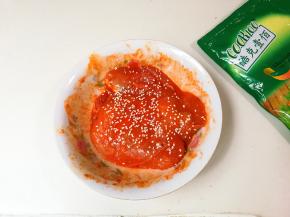 煎鸡脯肉之前撒一点白芝麻表面