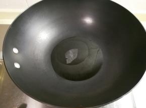 热锅倒入适量食用油烧热