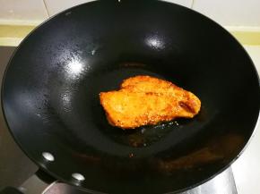 煎黄一面翻面再煎黄，时间不能太长会煎老了，太短没有熟透，实在不知道熟透可以用锅铲铲一下看看里面就知道了