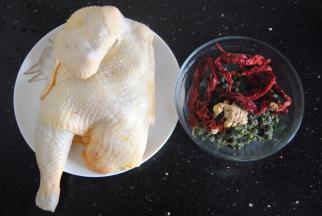 准备好材料，藤椒清洗后沥干水，干辣椒剪小段浸泡5分钟，干辣椒要是买那种指天椒那就别放多的，巨辣。