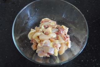 将三黄鸡切块，不要切太碎，会找不到。