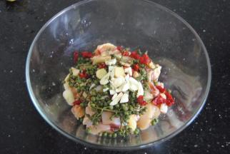 加入姜片，蒜末，藤椒，辣椒段拌匀