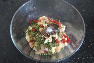 再加入胡椒粉，酱油，蚝油，盐，料酒用手抓1分钟，让鸡肉充分吸收调料更加香浓