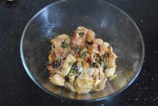 拌匀好的鸡块盖上保鲜膜腌制20分钟左右