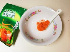 取尖尖的一调羹烤肉料放到大碗里面