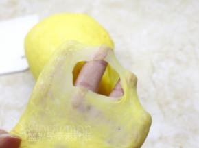 继续一个揉面程序，揉至扩展阶段，面团能拉出较薄的膜即可，不需要到手套膜。