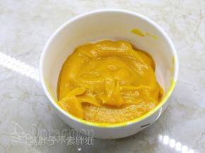 南瓜去皮切块蒸熟，之后用料理机打成泥。