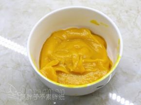 南瓜去皮切块蒸熟，之后用料理机打成泥。