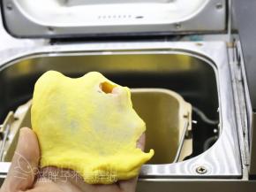 除黄油外，将面团中的其它原材料按照底层液体，中层粉类，上层糖、盐和酵母的顺序放入面包桶中，启动一个揉面程序，揉至能拉出厚膜后加入软化好的黄油。