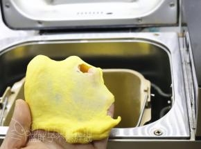 除黄油外，将面团中的其它原材料按照底层液体，中层粉类，上层糖、盐和酵母的顺序放入面包桶中，启动一个揉面程序，揉至能拉出厚膜后加入软化好的黄油。