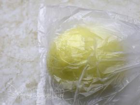 面团团圆之后保鲜袋中，留下足够的空间，扎紧保鲜袋，放到冰箱冷藏过夜。