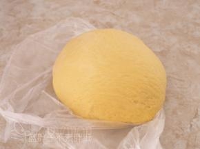 大概10个小时之后，面团发酵到两倍大，手指沾面粉戳一个洞，不回缩、不塌陷即表示发酵完成。