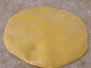 发酵好的面团按压排气。