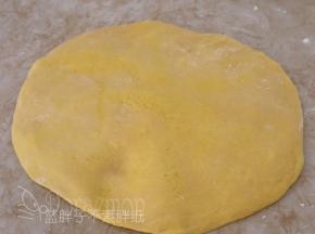 发酵好的面团按压排气。