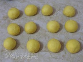 平均分成12个面团，将它们都滚圆之后盖上保鲜膜松弛15分钟。
