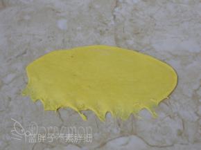 翻面之后横放，面团下边用手指压扁，这样待会好粘合。