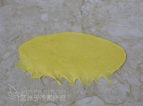 翻面之后横放，面团下边用手指压扁，这样待会好粘合。