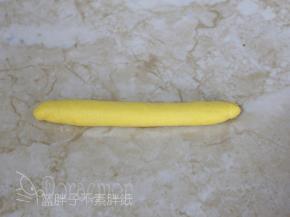 由上往下将面团卷起来，收口记得捏紧。再稍微搓长。