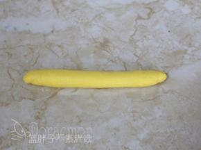 由上往下将面团卷起来，收口记得捏紧。再稍微搓长。