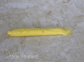 长条的一端用手指压扁，作为收口。