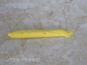 长条的一端用手指压扁，作为收口。