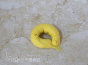 将长条面团卷成圆环，捏紧收口。