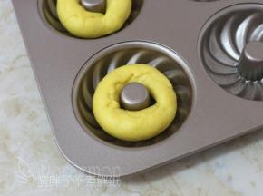 将面团放在模具中，整理好造型。